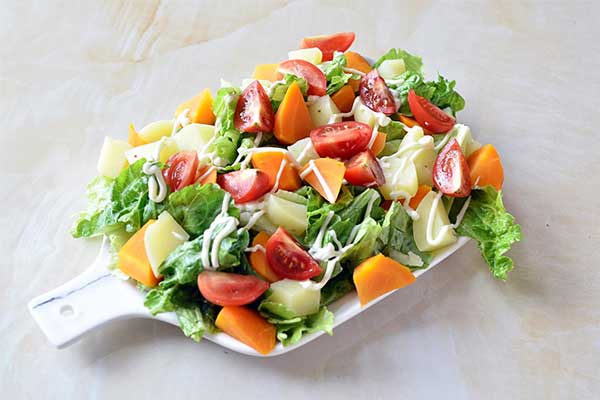 每天晚上吃蔬菜沙拉可以减肥吗？主要看你怎么吃