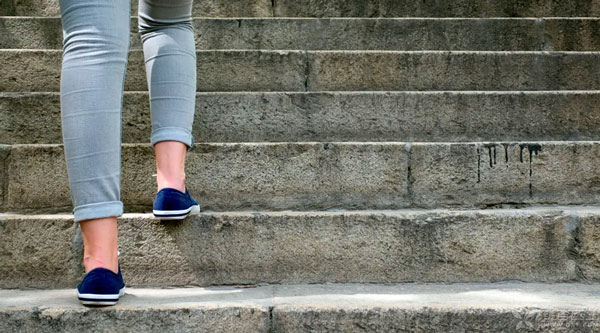 爬楼梯属于有氧运动还是无氧运动？