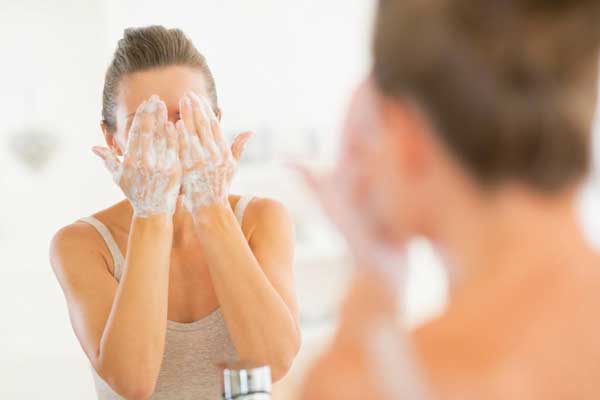 早上不洗脸对皮肤好是真的吗？你要的答案来了